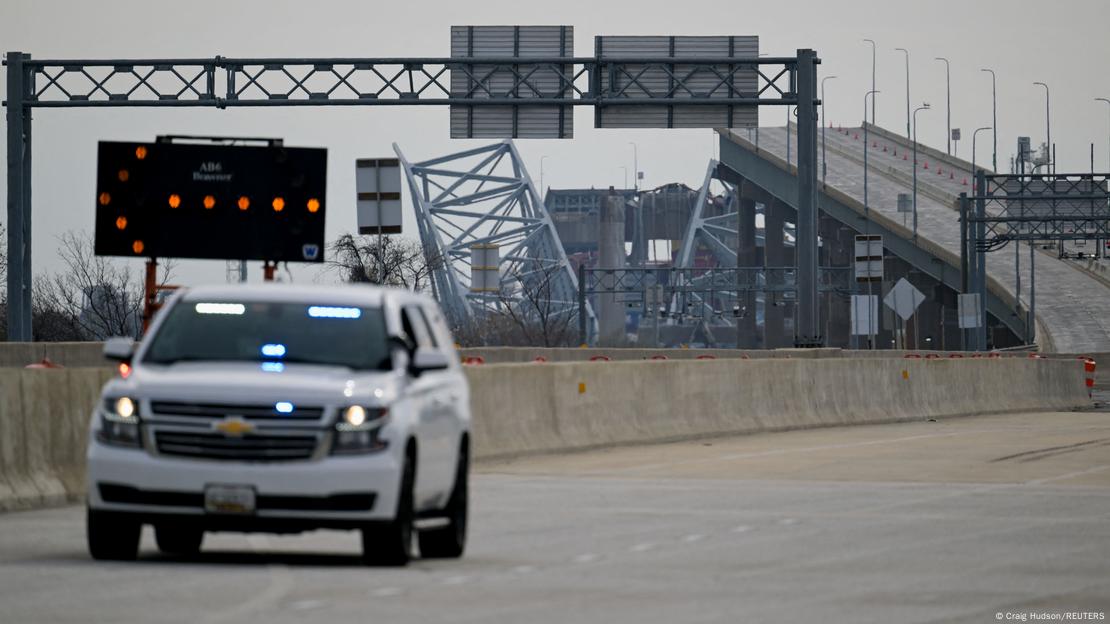 Ein Poliizeifahrzeug vor der Auffahrt zur Francis Scott Key Brücke