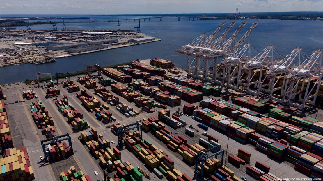 Zahllose Schiffscontainer auf einer großen Fläche im Hafen 