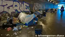 Obdachlose unter der Brücke am Stuttgarter Platz, Lewishamstraße, Charlottenburg, Berlin, Deutschland