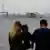 Μία οικογένεια παρακολουθεί από απόσταση την κατεστραμμένη γέφυρα στη Βαλτιμόρη