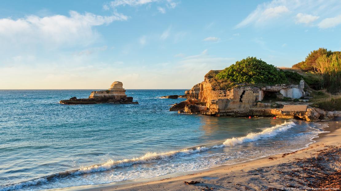 Praia Torre Sant'Andrea na região de Salento, Itália