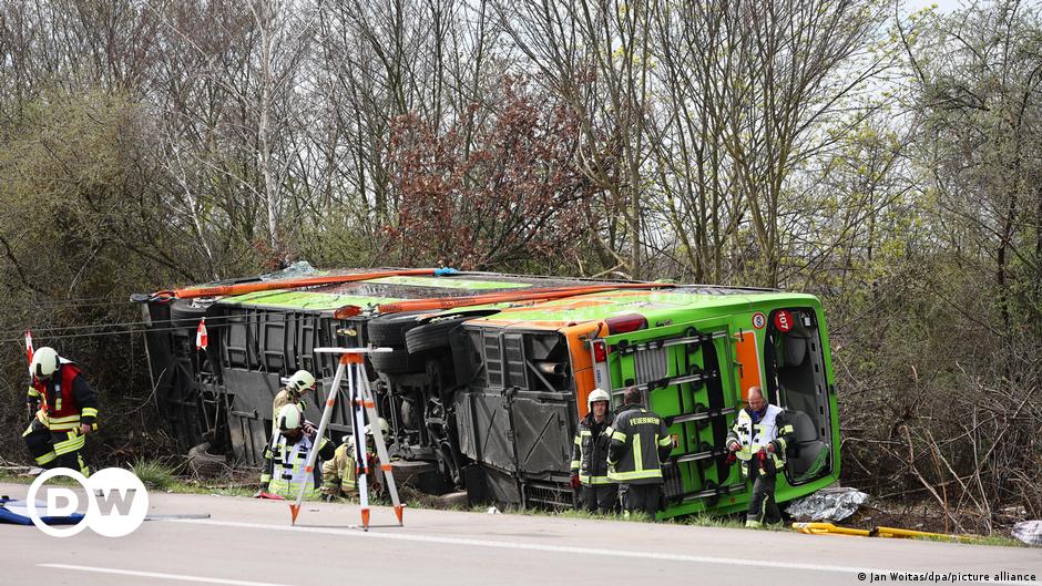Flixbus-Unfallfahrer wegen Totschlags ermittelt – DW – 28.03.2024