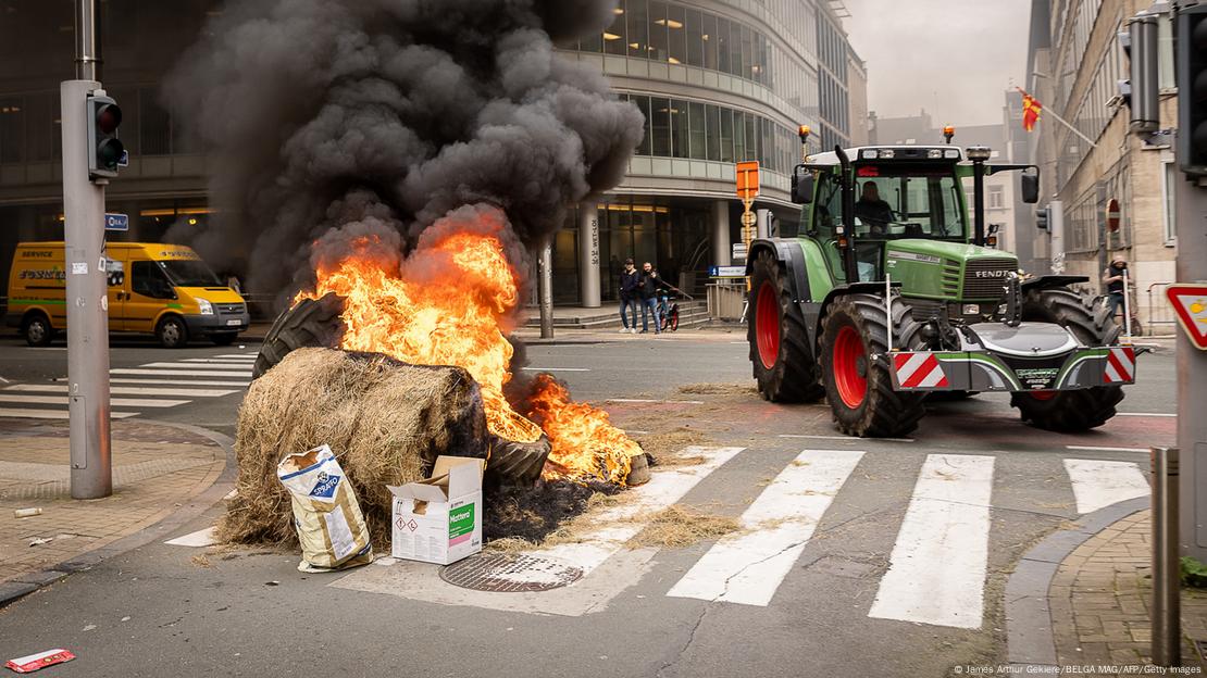 Pilha de feno incendiada e um trator em um cruzamento de Bruxelas