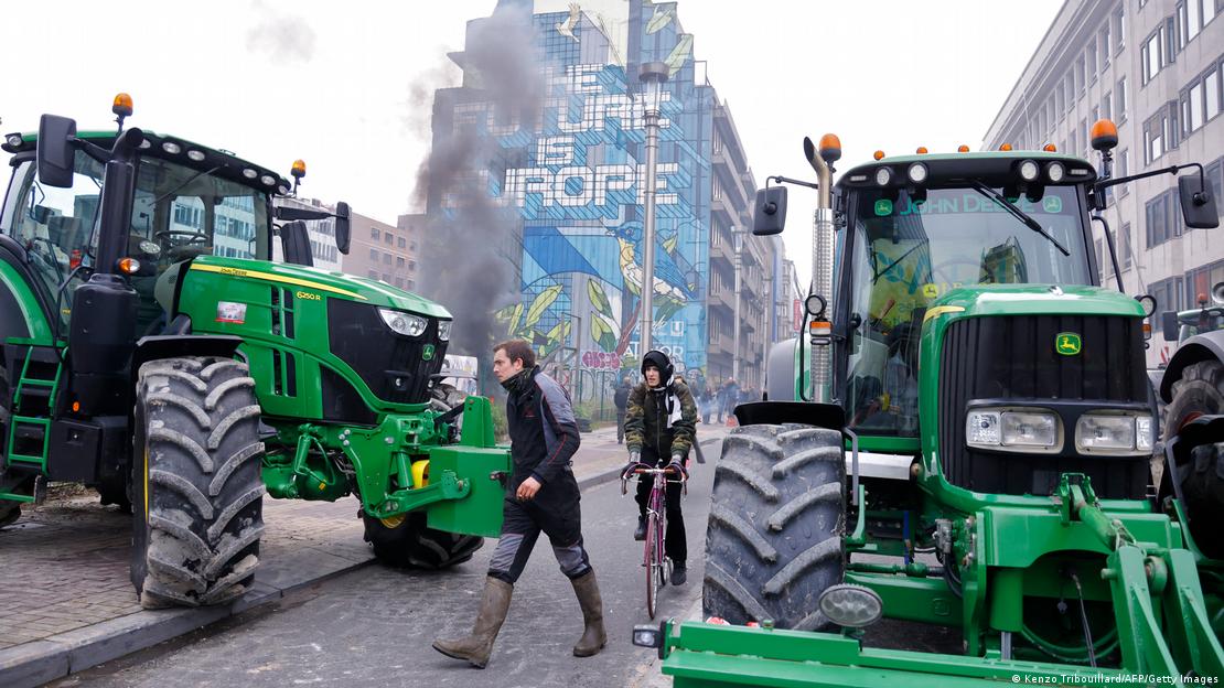Protesta të fermerëve në Bruksel, traktorë në rrugë