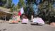 Excolonos de Colonia Dignidad protestan con pancartas y carteles.