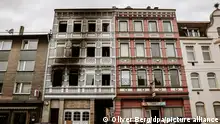 26/03/2024 Brandspuren sind an der Fassade eines Wohnhauses zu sehen. Nach dem Großbrand in einem Mehrfamilienhaus in Solingen mit vier Toten gehen die Ermittlungen zur Ursache weiter.