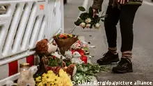 26/03/2024 Eine Frau legt Blumen an die Absperrung vor einem Wohnhaus nieder. Nach dem Großbrand in einem Mehrfamilienhaus in Solingen mit vier Toten gehen die Ermittlungen zur Ursache weiter. +++ dpa-Bildfunk +++