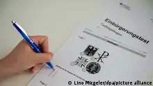 ILLUSTRATION - 22.08.2018, Bayern, München: Ein Testbogen von einem Einbürgerungstest wird ausgefüllt. (zu dpa:Fast jeder Ausländer besteht den Einbürgerungstest vom 28.08.2018) Foto: Lino Mirgeler/dpa +++ dpa-Bildfunk +++
