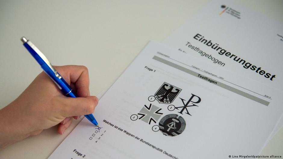 Oszustwa na testach na obywatelstwo Niemiec. Wysyłano podstawione osoby
