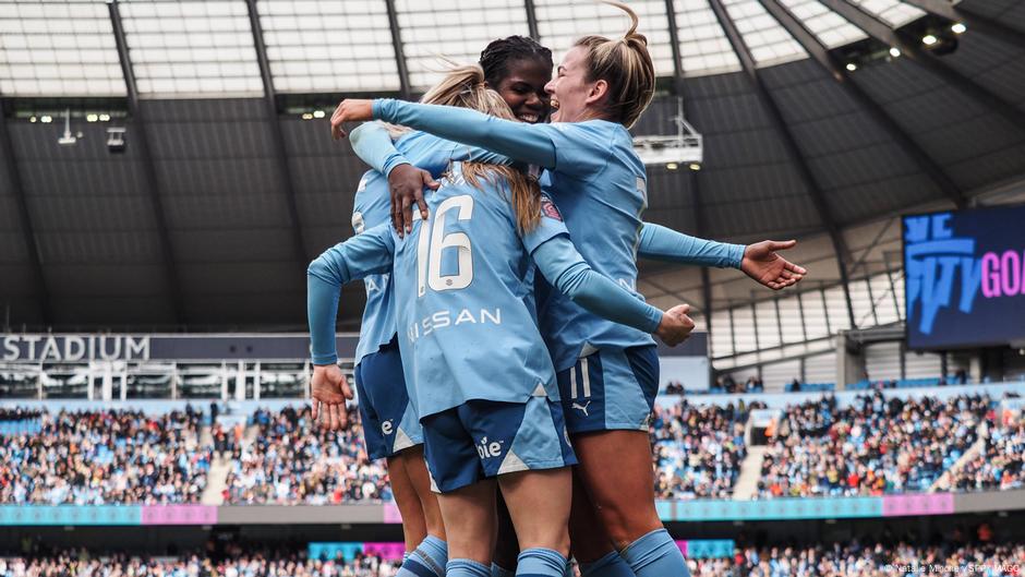 prohíben a mujeres trans jugar fútbol femenino – DW – 01/05/2025