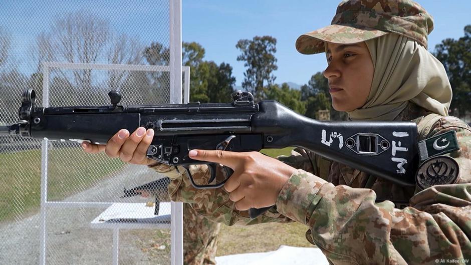 Pakistan's female recruits take on robust military training – DW – 03/27/2024
