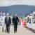 Lula e Macron caminham enquanto são observados por fuzileiros navais