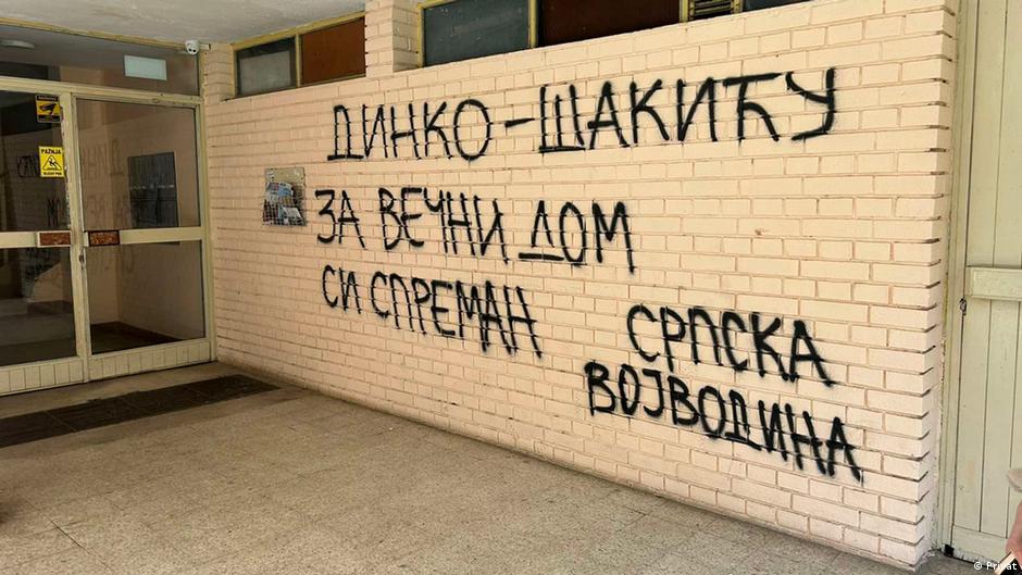 Grafit na ulazu u zgradu u Novom Sada u kojoj živi novinar Dinko Gruhonjić koji je kasnije prekrečen