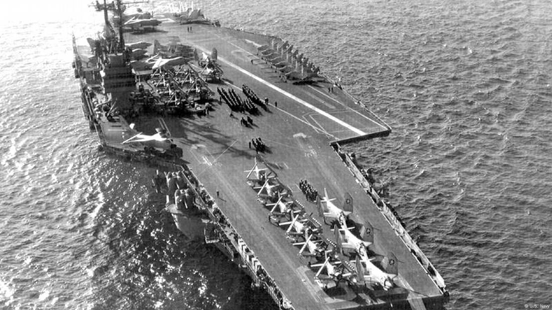 Foto aérea em preto e branco mostra porta-aviões americano em alto-mar. Um modelo similar ao USS Forrestal Aircraft Carrier foi enviado ao Brasil em 1964. Foto aérea em preto e branco mostra porta-aviões americano em alto-mar. Um modelo similar ao USS Forrestal Aircraft Carrier foi enviado ao Brasil em 1964.