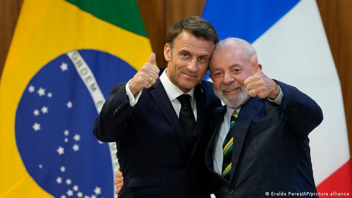 Presidente Emmanuel Macron é recebido por Lula em Brasília