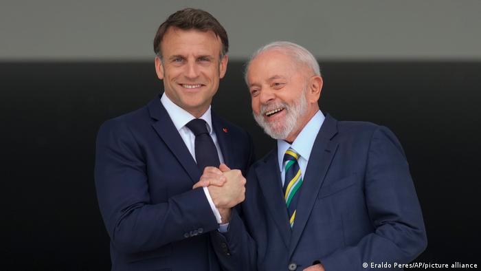 Lula e Macron durante visita do presidente francês ao Brasil no fim de março