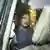 Arvind Kejriwal auf dem Rücksitz eines Autos 