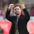 Trainer Xabi Alonso von Bayer Leverkusen jubelt mit geballten Fäusten