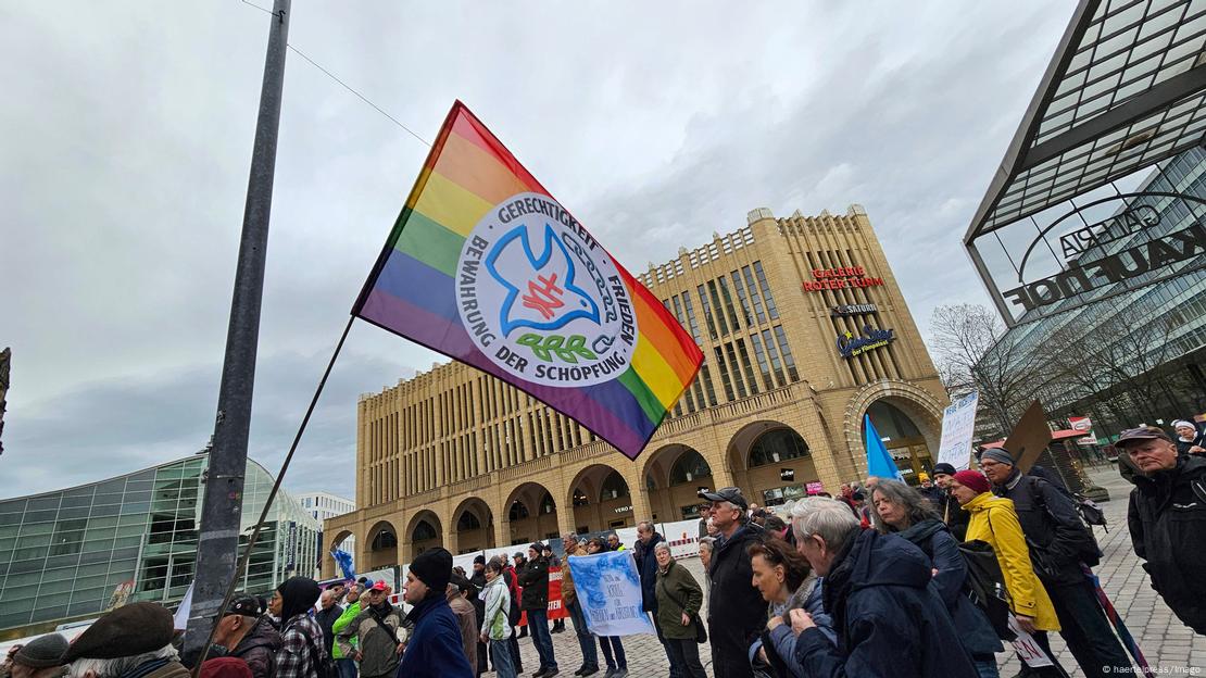 Marsh tradicional i Pashkëve në Kemnitc, 29 mars 2024, njerëz në marshim, flamur me pëllumb të bardhë