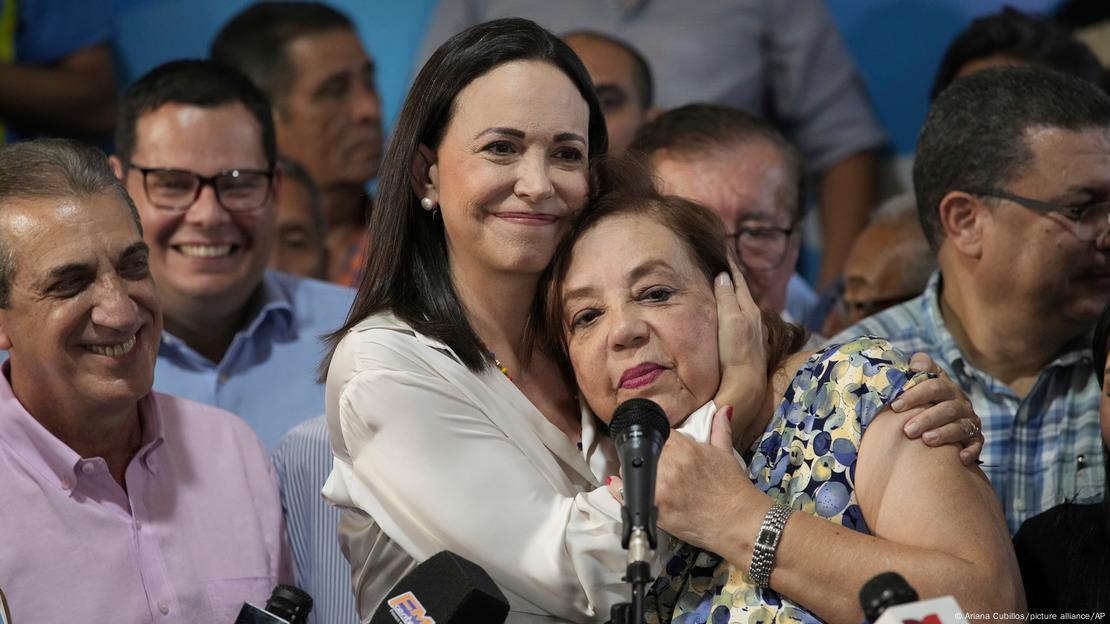 Corina Machado y Corina Yoris en una conferencia de prensa, junto a otros dirigentes opositores.