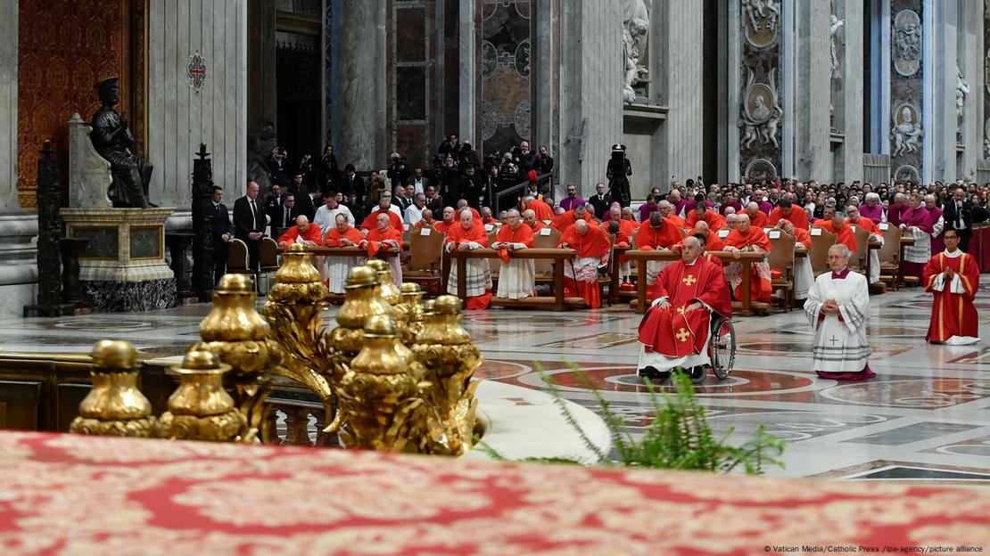 Francisco, en silla de ruedas, participó este viernes en la ceremonia de la pasión de Cristo en la basílica de San Pedro.