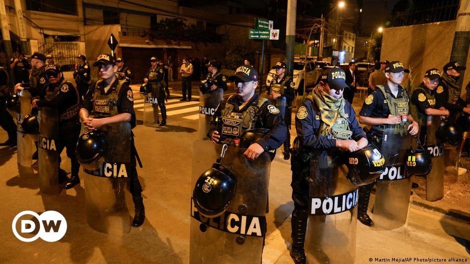 Prosecutor's office and police raid Peru president's home – DW – 03/30/2024
