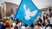 Eine Flagge mit der Friedenstaube ist auf dem traditionellen Ostermarsch unter dem Motto «Kriegstüchtig - Nie wieder» zu sehen. Im Zentrum des diesjährigen Ostermarsches stehen der Israelkonflikt und der russische Angriffskrieg in der Ukraine. +++ dpa-Bildfunk +++