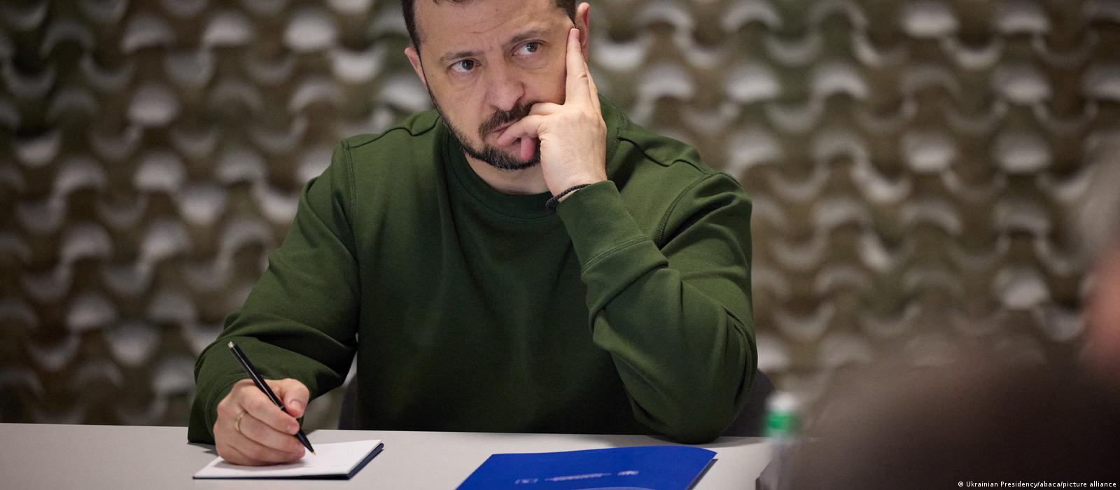 Ukraine: Zelenskyy sacks senior aide, advisors in reshuffle – DW –  03/30/2024