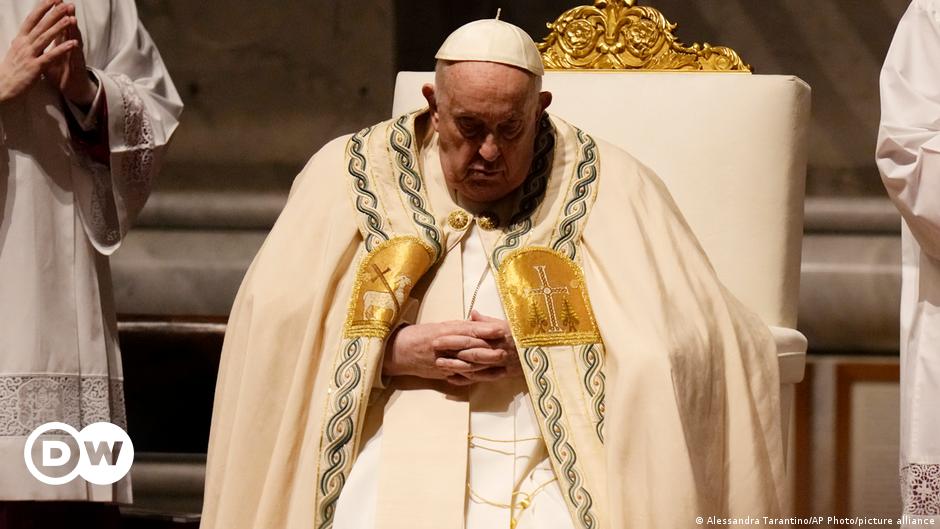 Pope Francis Overcomes Health Concerns to Lead Easter Vigil – DW – 03/30/2024