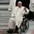El Papa Francisco saluda a los fieles tras presidir la celebración de la vigilia pascual en la Basílica de San Pedro del Vaticano, el sábado (30.03.2024)