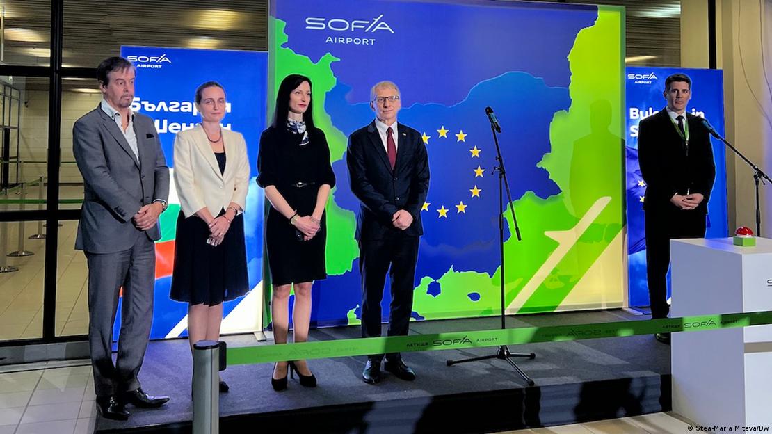 Премиерът Денков и вицепремиерката Мария Габриел посрещнаха пътниците на летище София в първия ден, в който България е част от Шенген по въздух и вода