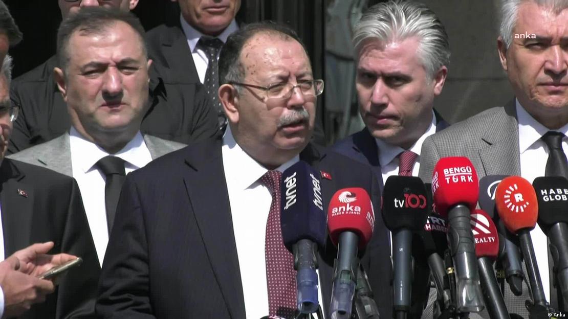 Ahmet Yener kendisine uzatılan mikrofonlara konuşuyor Ahmet Yener kendisine uzatılan mikrofonlara konuşuyor