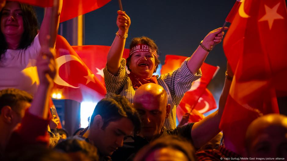 Nakon njegove ponovne pobede na lokalnim izborima u martu 2024, Imamogluove pristalice slavile su ispred gradske kuće u Istanbulu, mašući turskim zastavama