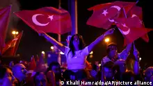 Anhänger der Republikanischen Volkspartei (CHP) jubeln vor dem Rathaus. Bei den Kommunalwahlen in der Türkei zeichnet sich landesweit ein starker Stimmverlust der islamisch-konservativen Regierungspartei AKP von Präsident Erdogan ab. +++ dpa-Bildfunk +++