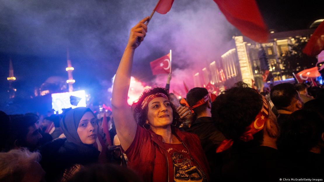 Сторонники турецкой оппозиции празднуют в Стамбуле ее победу на местных выборах, 31 марта 2024 года