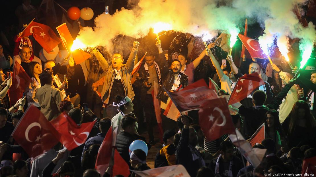 Υποστηρικτές του CHP πανηγυρίζουν μετά τα αποτελέσματα των εκλογών
