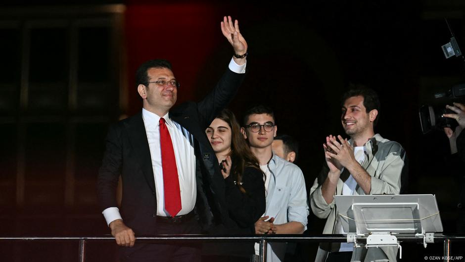 Turkey detains Istanbul mayor Imamoglu in corruption probe – DW – 03/19/2025