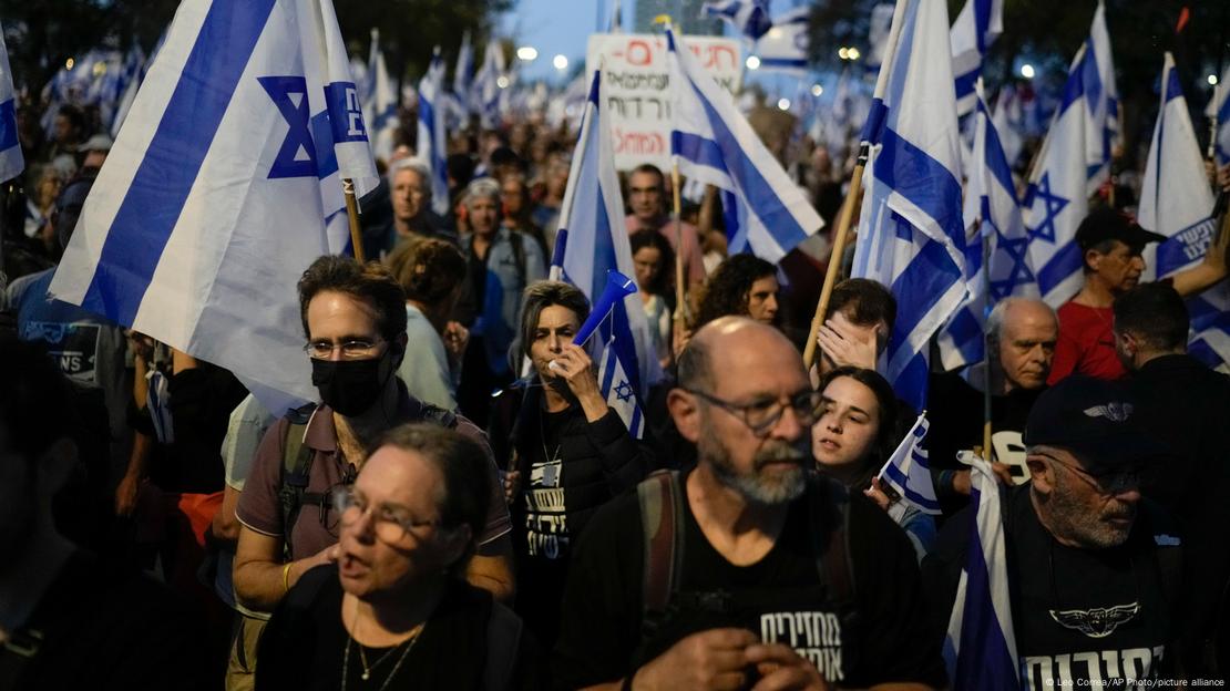 Decenas de miles de israelíes se concentraron el domingo (31.03.2024) frente al edificio del Parlamento en Jerusalén con banderas y pancartas, para expresar su rechazo al gobierno.