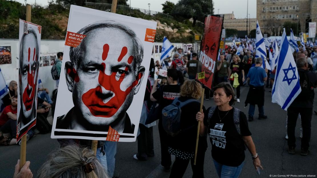 Mles de personas participaron en la protesta el domingo (31.03.2024) en contra del gobierno del primer ministro israelí Benjamin Netanyahu y pidieron la liberación de los rehenes retenidos en la Franja de Gaza por el grupo terrorista Hamás. 