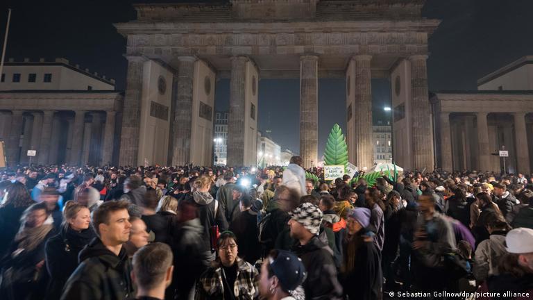 Unas 1.500 personas celebraron la legalización fumando porros frente a la emblemática Puerta de Brandeburgo, en Berlín (01.04.2024)