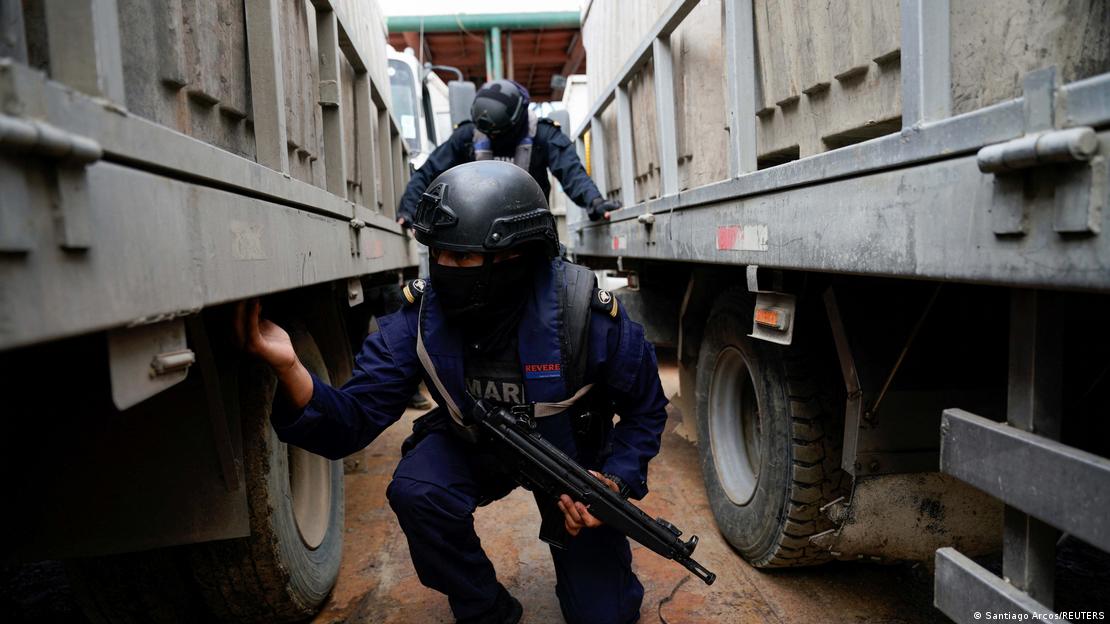 Miembros de la Armada de Ecuador inspeccionan una carga de un barco en Guayaquil, Ecuador, el 28 de marzo de 2024.