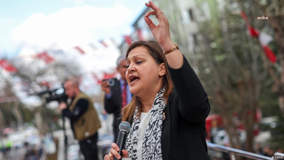 CHP'li Afyonkarahisar Belediye Başkanı Burcu Köksal'ın AKP'ye geçeceği iddiaları şehri karıştırdı

Köksal'ın telefonlara çıkmadığını belirten İl Başkanı Hasan Karadeniz, 