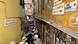 Besucher drängen sich in der "Calle de la Madoneta", eine der engen Gassen Venedigs, Italien