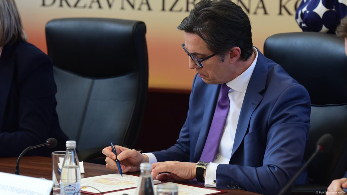 Stevo Pendarovski duke lexuar me syze