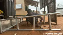 Thema: Ghana Power Crisis
Ort: Tamale, Ghana
Datum: 02.04.2024
Rechte: DW
Autor: Maxwell Suuk (correspondent)
Welders in Tamale are losing work due to power cuts
