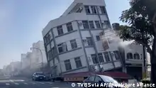 Auf diesem Bild aus einem Video des Fernsehsenders TVBS ist ein teilweise eingestürztes Gebäude in Hualien im Osten Taiwans zu sehen. Ein starkes Erdbeben hat am frühen Mittwoch die gesamte Insel Taiwan erschüttert, Gebäude in einer Stadt zum Einsturz gebracht und einen Tsunami ausgelöst, der japanische Inseln anschwemmte. +++ dpa-Bildfunk +++