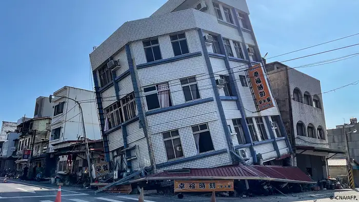 图为花莲县一栋因地震倾斜的建筑。