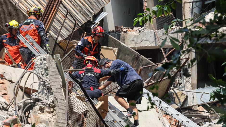 Spasioci spasavaju preživelu iz srušene kuće u gradu Novi Tajpej