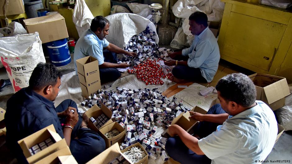 Radnici pakuju bočice sa mastilom koje se koriste za označavanje onih koji su glasali