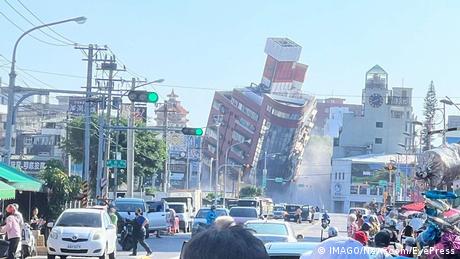 Bei einem schweren Erdbeben auf Taiwan sind mindestens vier Menschen ums Leben gekommen und 60 verletzt worden.